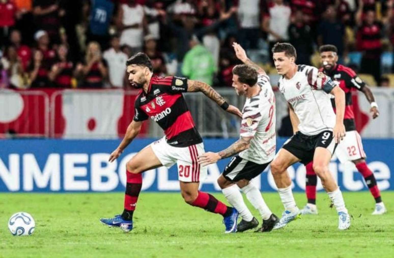 Foto: Gilvan de Souza/Flamengo - Legenda: Flamengo, de Paquet&aacute;, tem hist&oacute;rico de vit&oacute;rias e classifica&ccedil;&atilde;o contra este mesmo Estudiantes / Jogada10