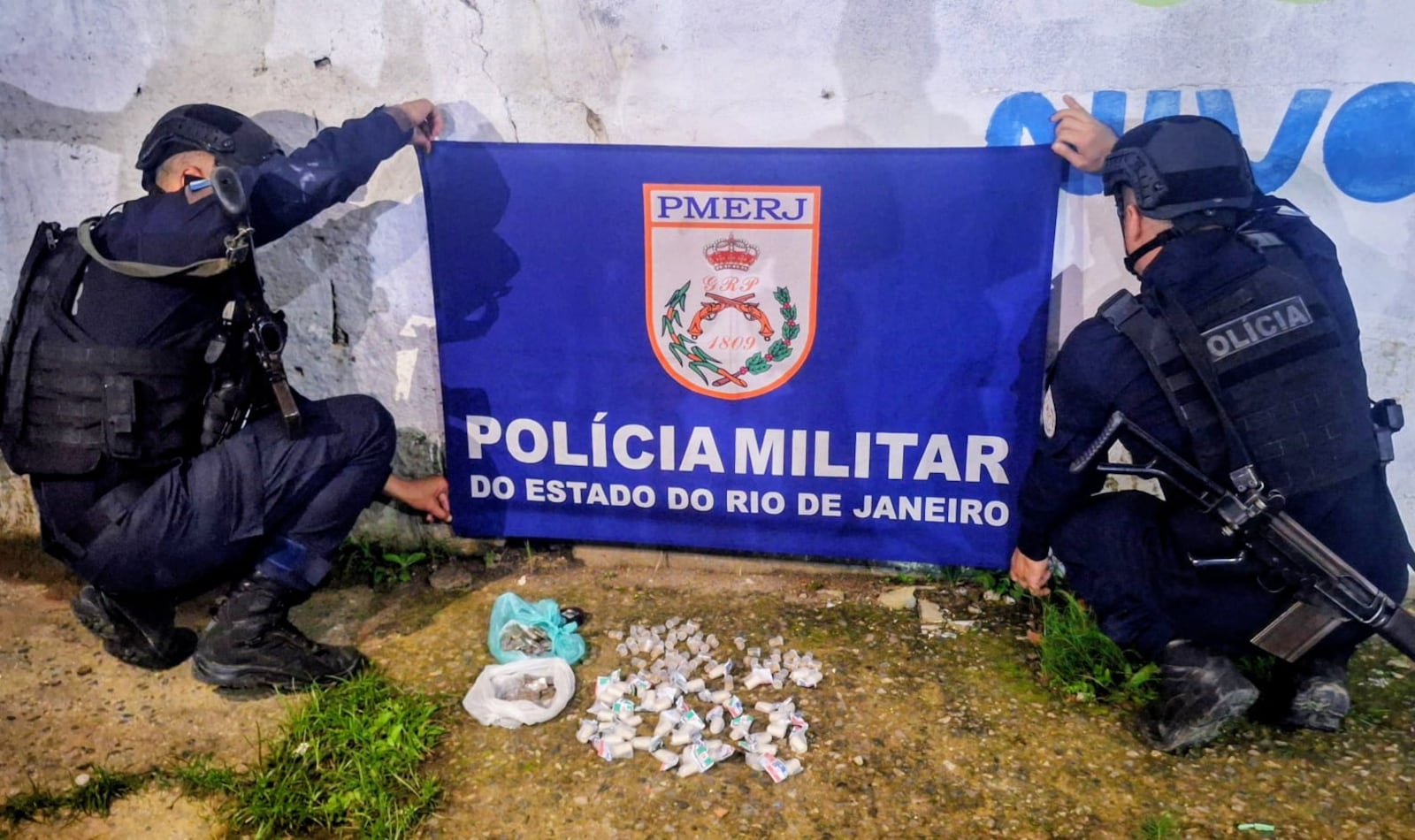 Agentes do 20º BPM apreenderam cocaína, crack, maconha e rádio Reprodução/Polícia Militar