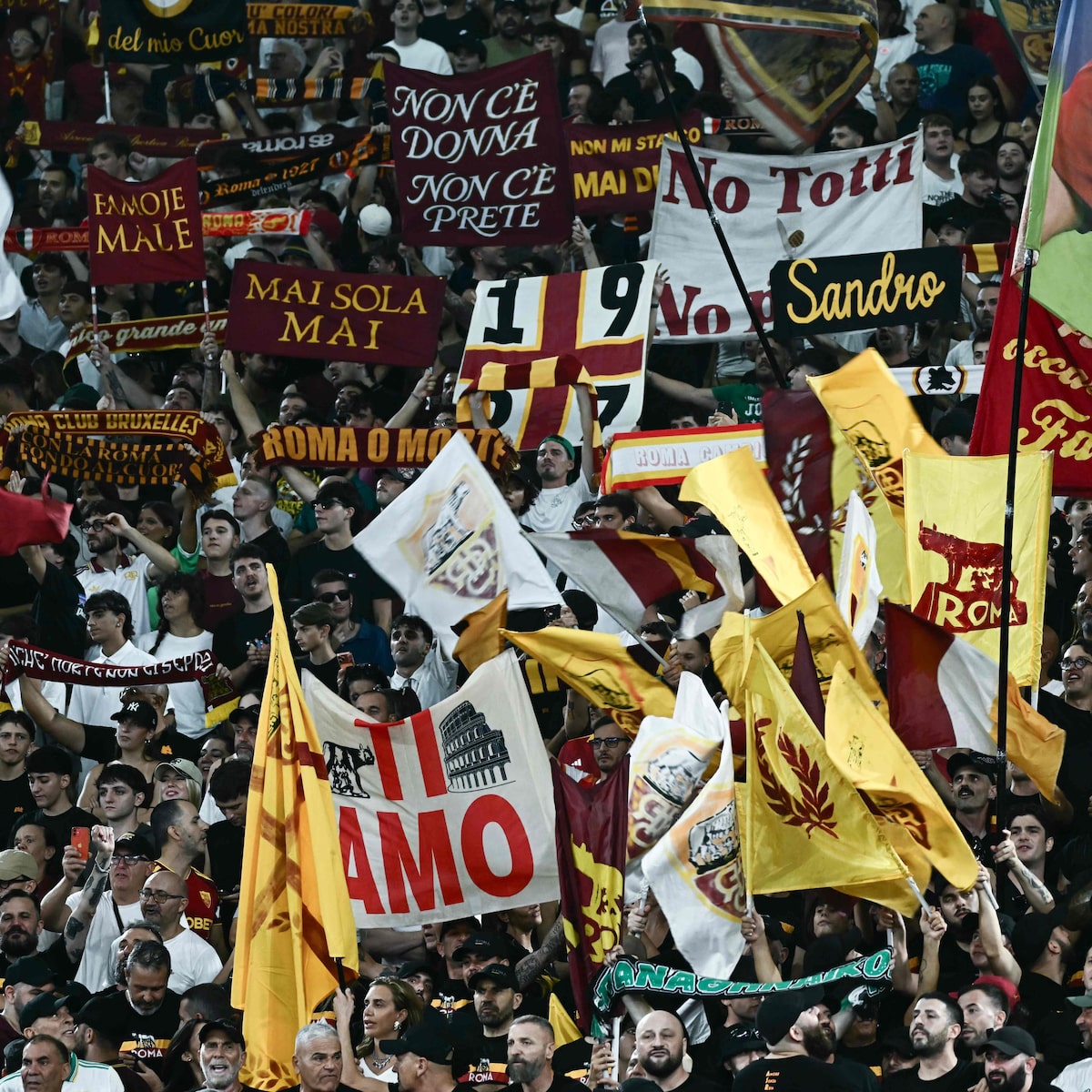 Torcedores da Roma são banidos dos estádios por saudação fascista em jogo do Campeonato Italiano