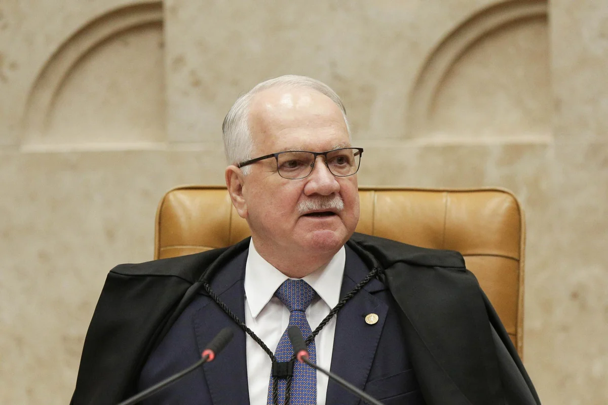 Fachin dá tiro no pé e caso Moraes pode ficar para “Dia de São Nunca”