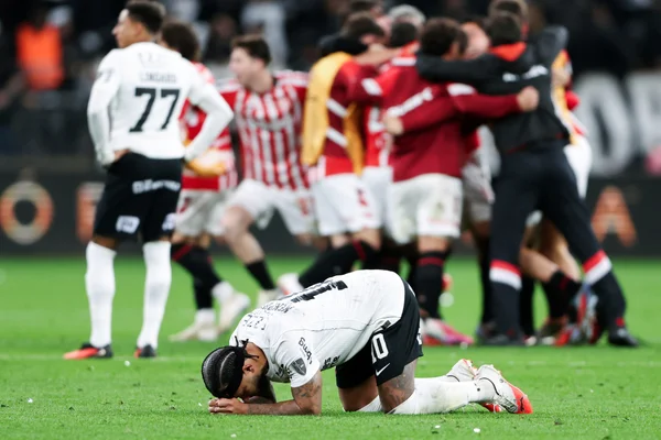 Sede do Corinthians amanhece pichada após eliminação na Libertadores - destaque galeria