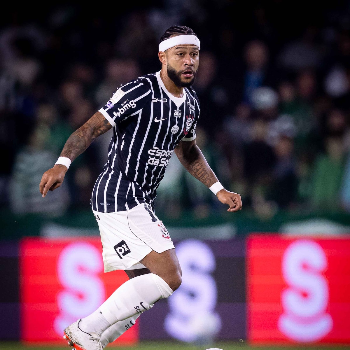 Memphis Depay fica fora da primeira convocação de Xavi para a seleção holandesa