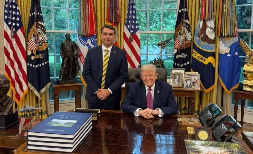 Aliados de Flávio Bolsonaro temem ‘fator Trump’ na reta final do 1º turno