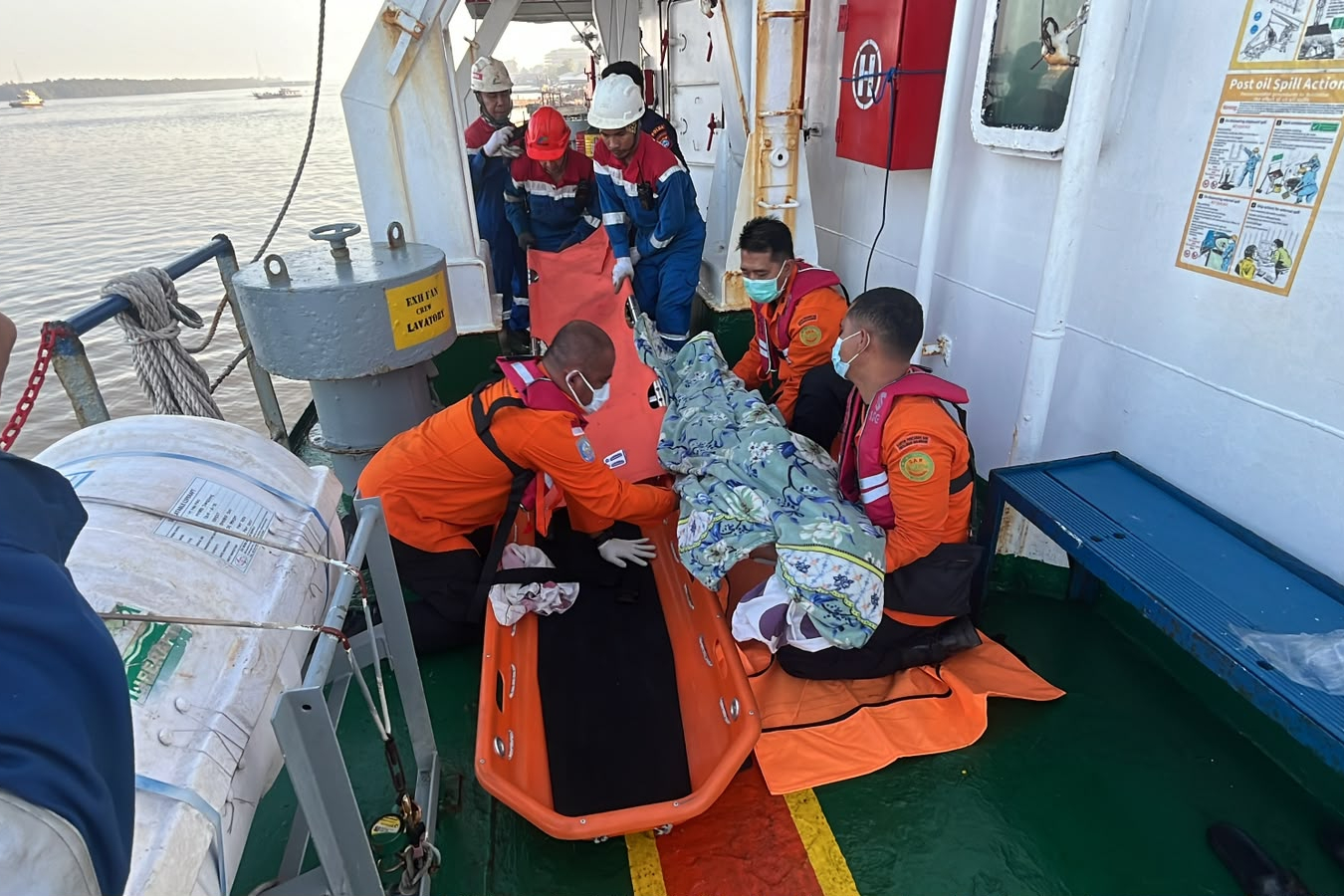Diversos mergulhadores indonésios enfrentam desafios de alto risco para alcançar o ferry encalhado