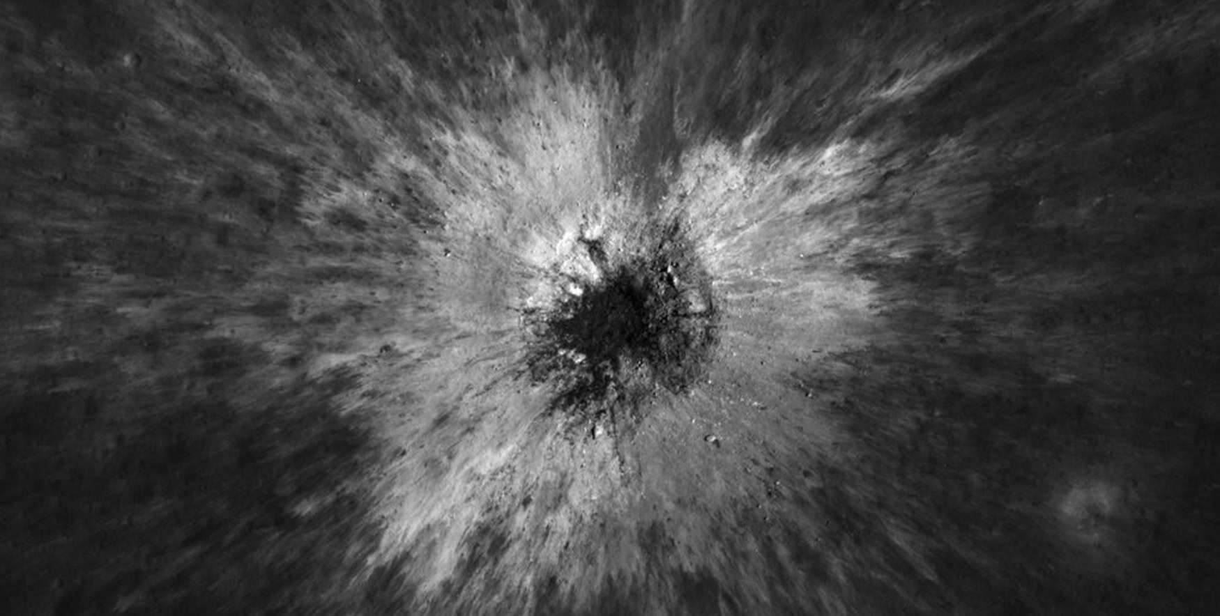 NASA descobre cratera na Lua maior do que o Coliseu; impacto de asteroide ou cometa passou despercebido