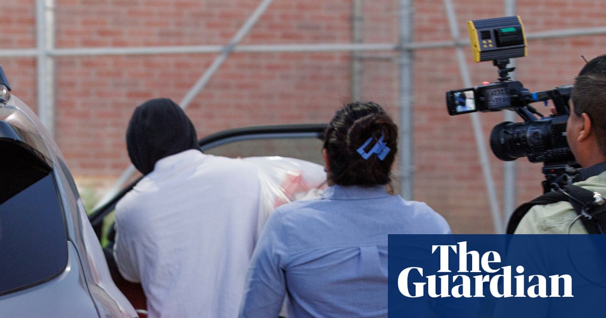 Agente do ICE preso em Minneapolis sob acusações de agressão e falsa denúncia de crime