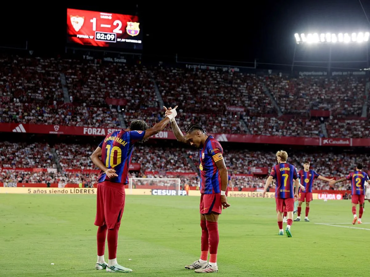 Com três gols de Raphinha, Barcelona bate Sevilla pelo Campeonato Espanhol