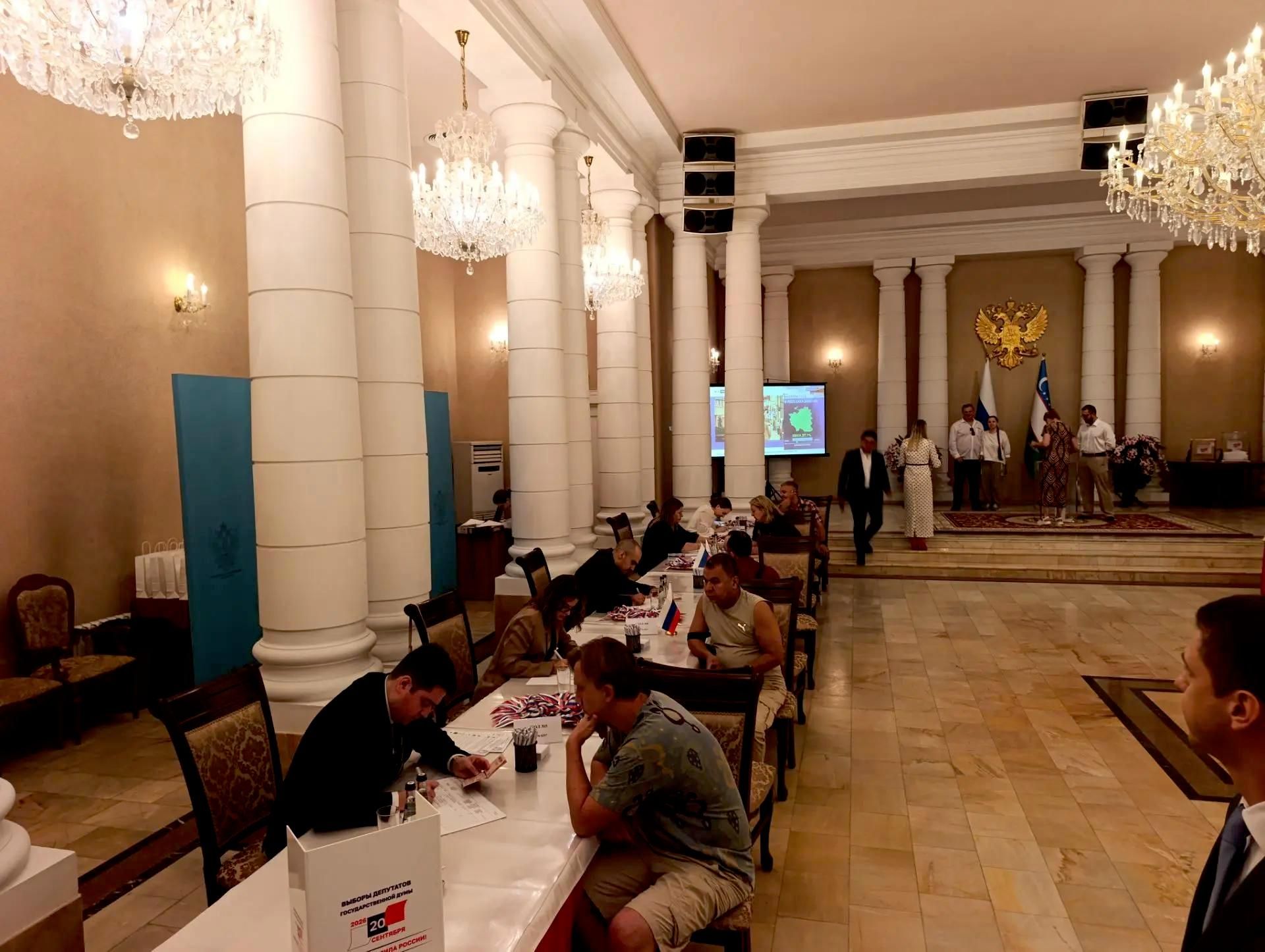 No Uzbequistão, os cidadãos da Rússia votam ativamente nas eleições para a Duma Estatal