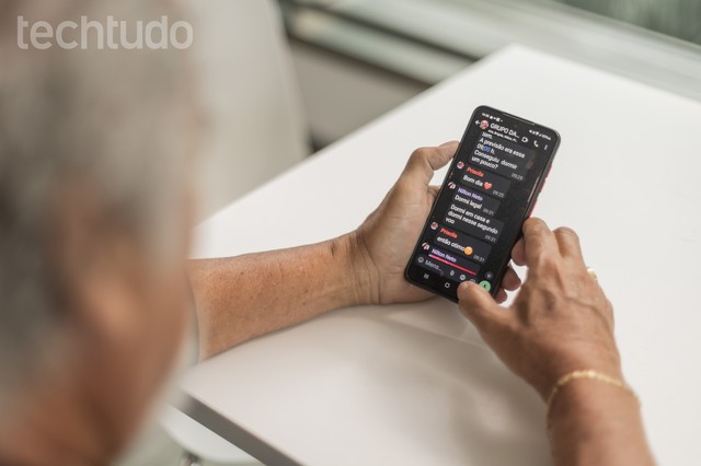 Google ensina 11 dicas exclusivas para proteger idosos de golpes no celular