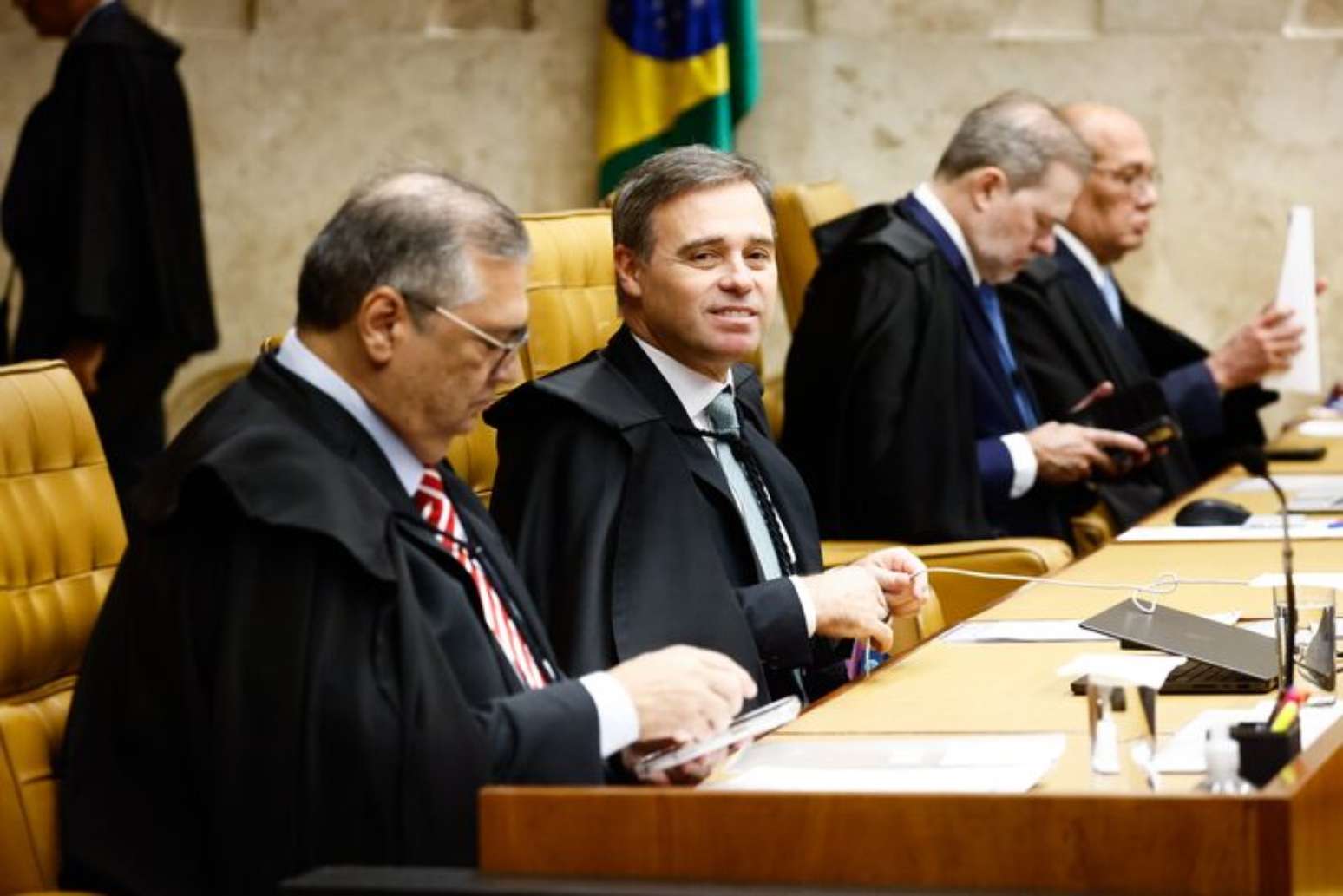 Fl&aacute;vio Dino, Andr&eacute; Mendon&ccedil;a, Dias Toffoli e Gilmar Mendes em sess&atilde;o do STF