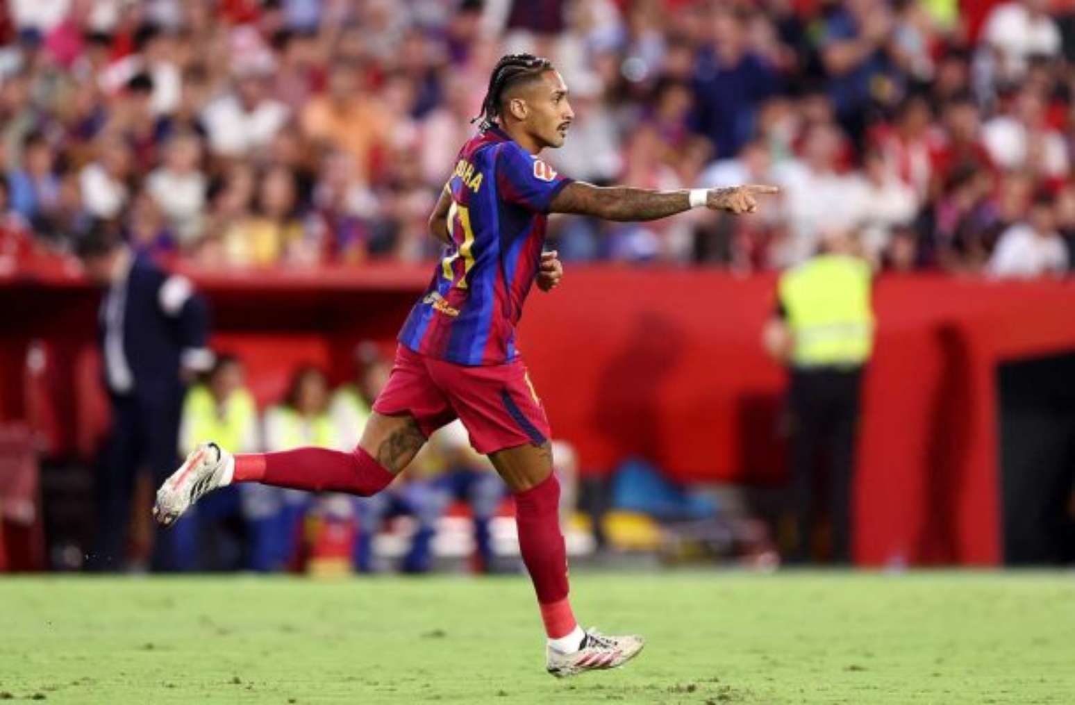 Raphinha comemora um dos tr&ecirc;s gols marcados diante do Sevilla &ndash;