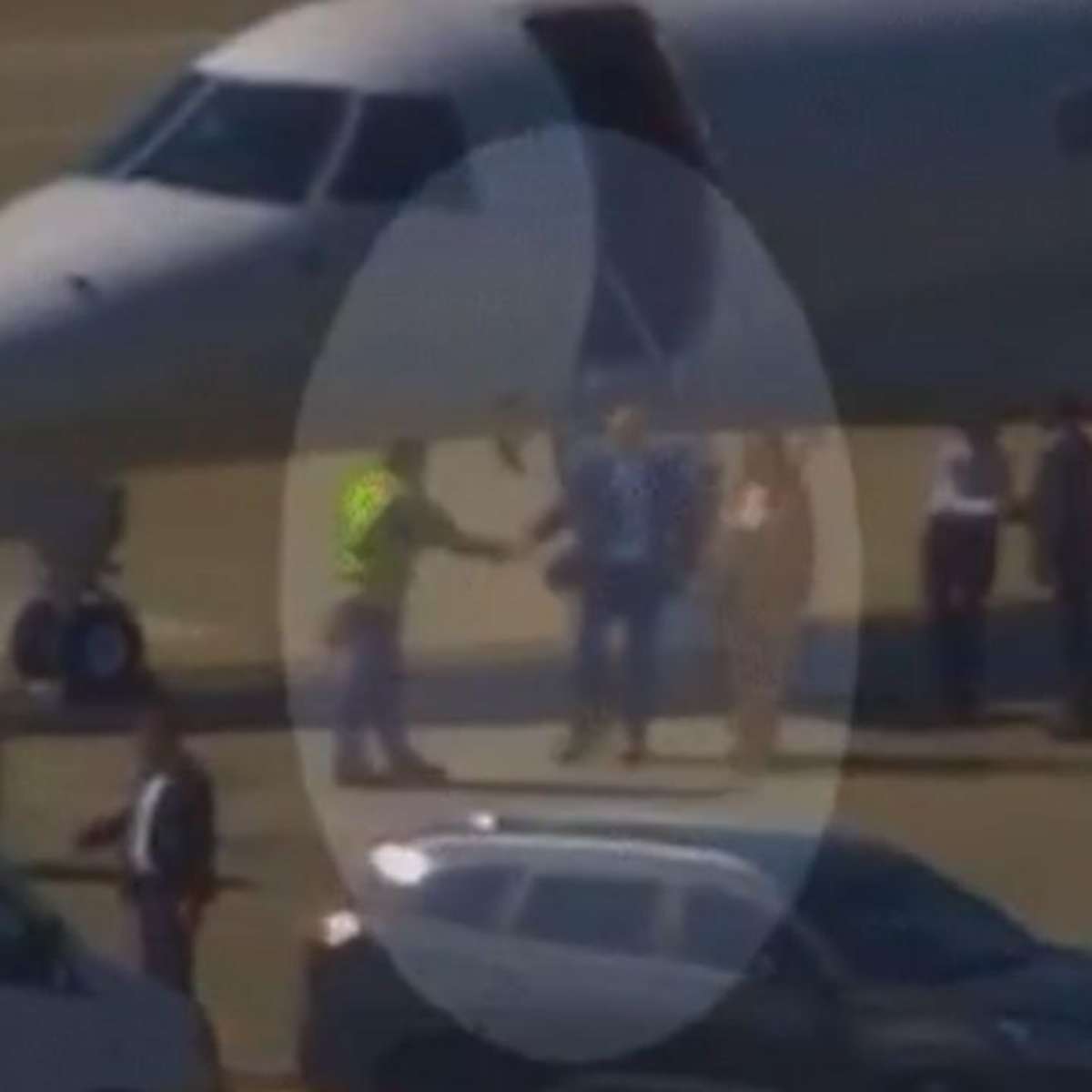 Vídeo mostra Moraes e esposa desembarcando de jatinho de Vorcaro; veja