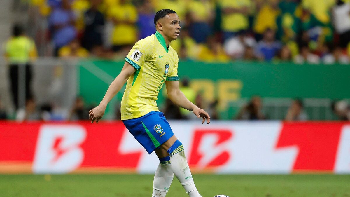 Vanderson é convocado por Ancelotti e substitui lesionado Wesley na seleção brasileira