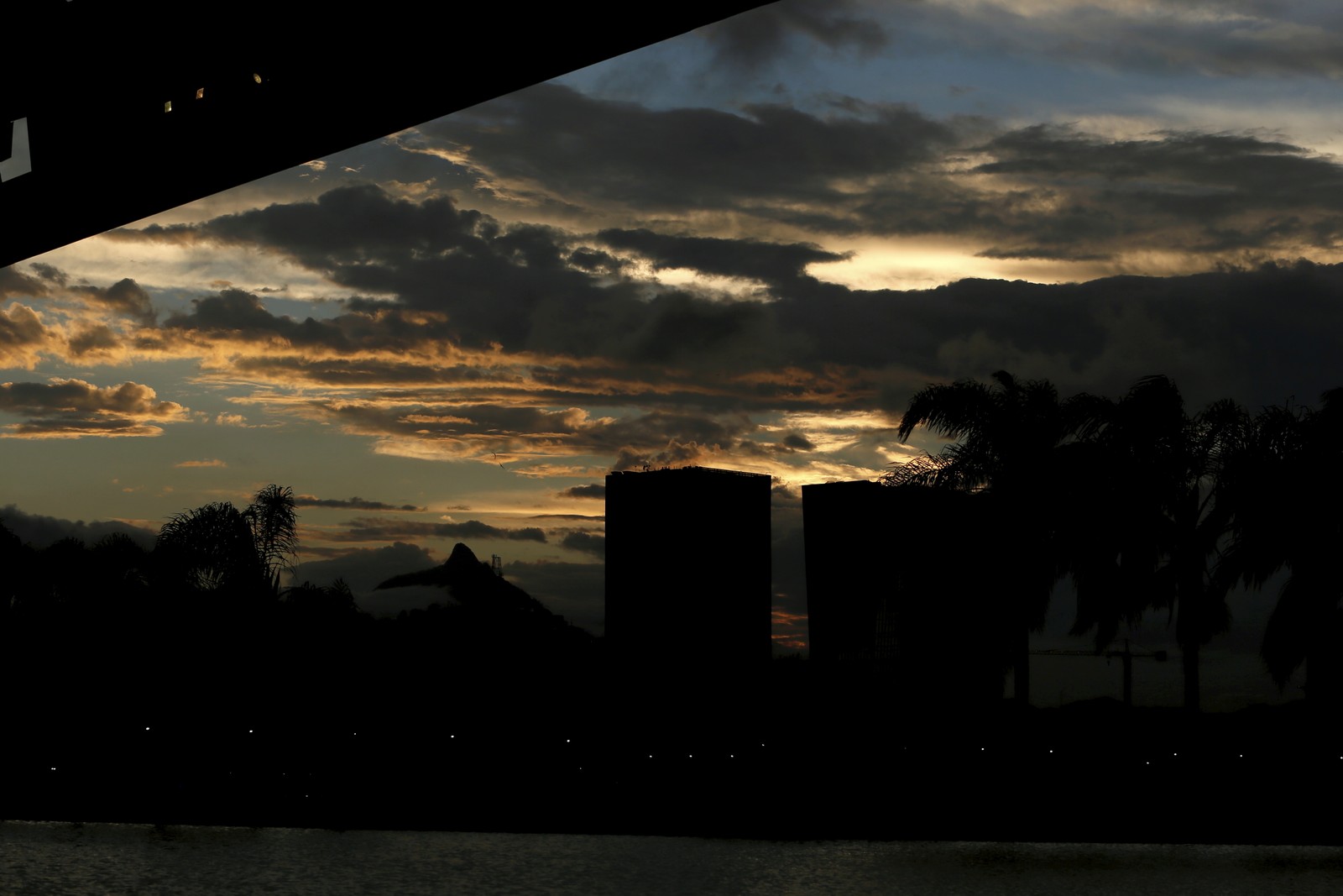 Nuvens de chuva no céu do Rio de Janeiro. Local: Centro - Praça Maua — Foto: Marcelo Theobald/ Agência O Globo
