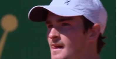 João Fonseca durante vitória sobre Matteo Berrettini no Masters 1000 de Monte Carlo - Foto: Reprodução/TennisTV/Captura de tela da transmissão / Esporte News Mundo