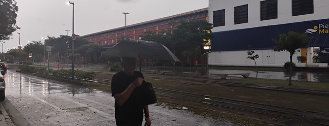Chuva no Centro do Rio - Praça Mauá — Foto: Fabiano Rocha / Agência O Globo
