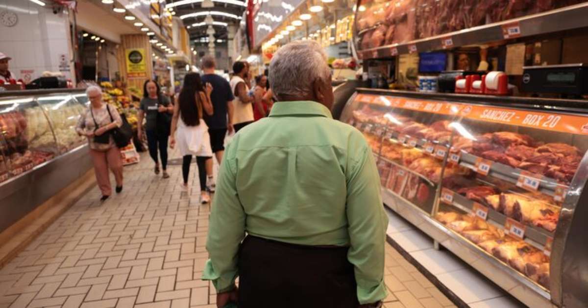 Seis em cada 10 brasileiros precisam fazer atividades extras para completar renda, diz pesquisa