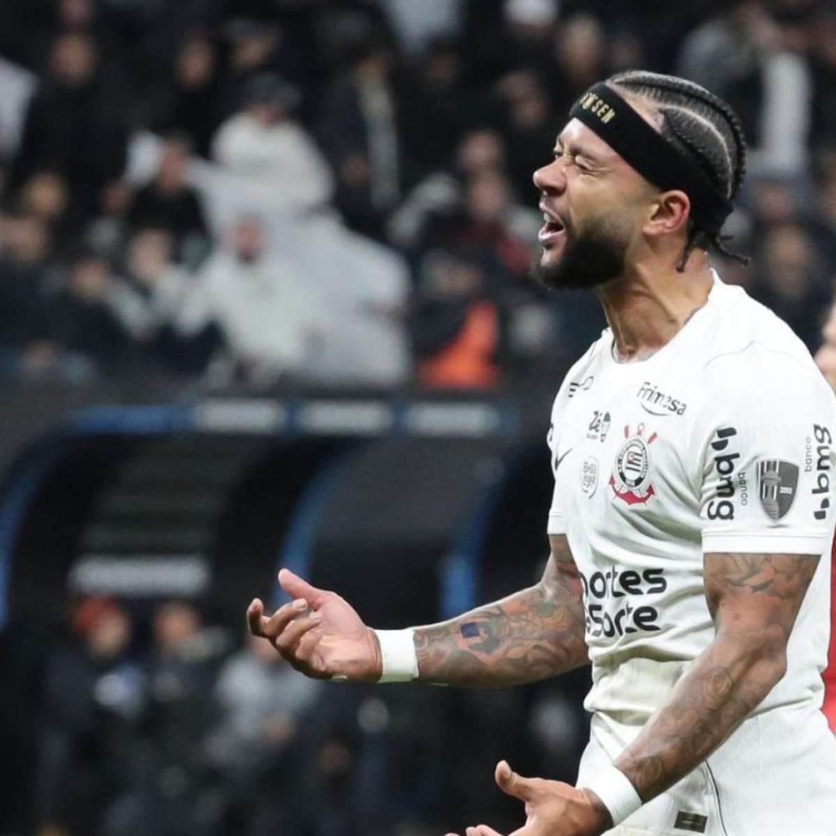 Torcedores picham muros do Corinthians e pedem saída de Memphis: 'Futebol de centavos'