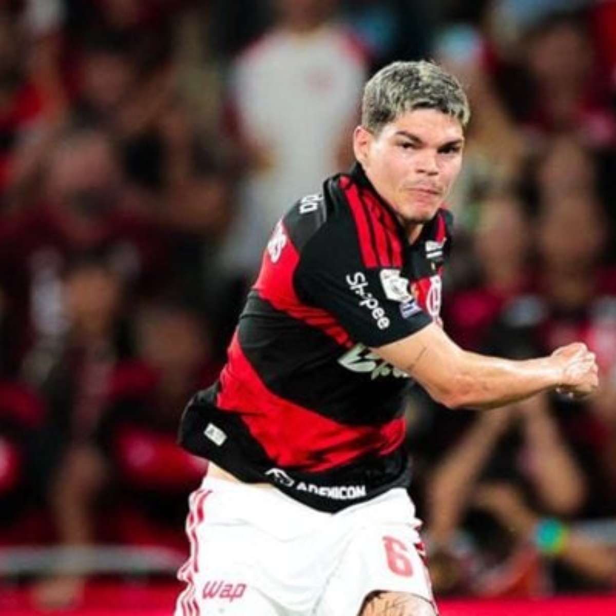 Ayrton Lucas, do Flamengo, sofre lesão muscular na coxa
