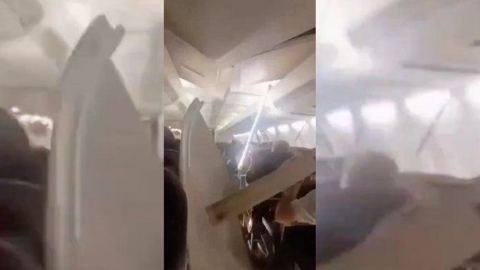 Em um vídeo aterrorizante de meio voo, passageiros de um avião gritam enquanto uma agitação violenta faz os painéis do teto da cabine voarem.