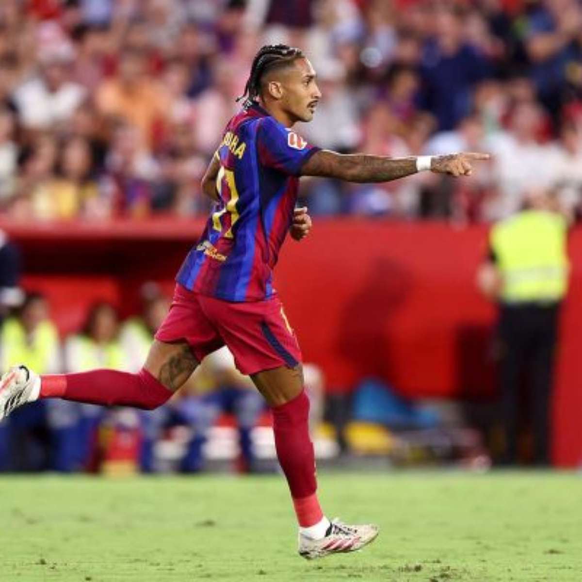 Com novo hat-trick de Raphinha, Barcelona vence o Sevilla fora de casa