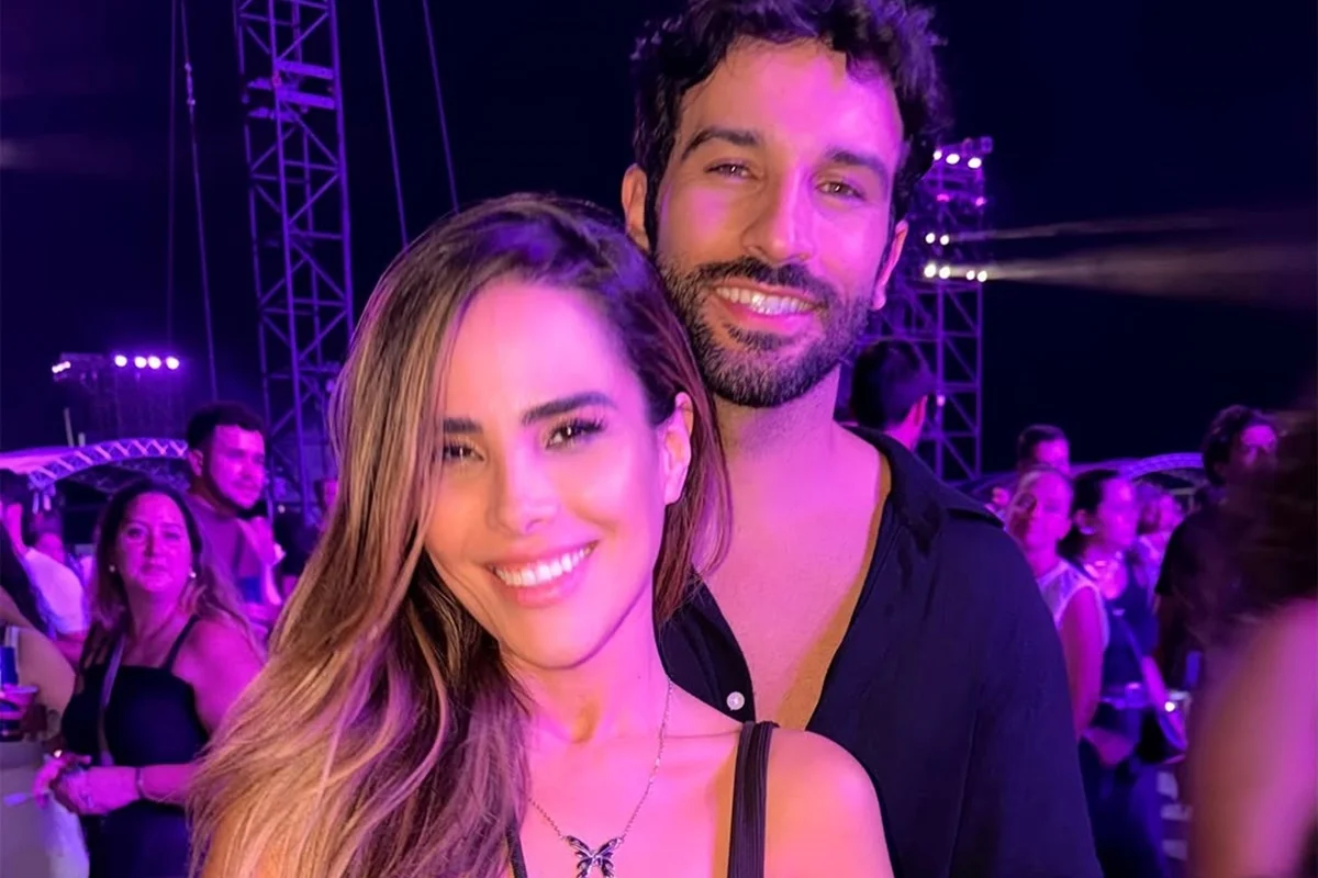 Wanessa Camargo posa com o namorado, Bruno Bevan, em clima de Copa do Mundo - Merópoles