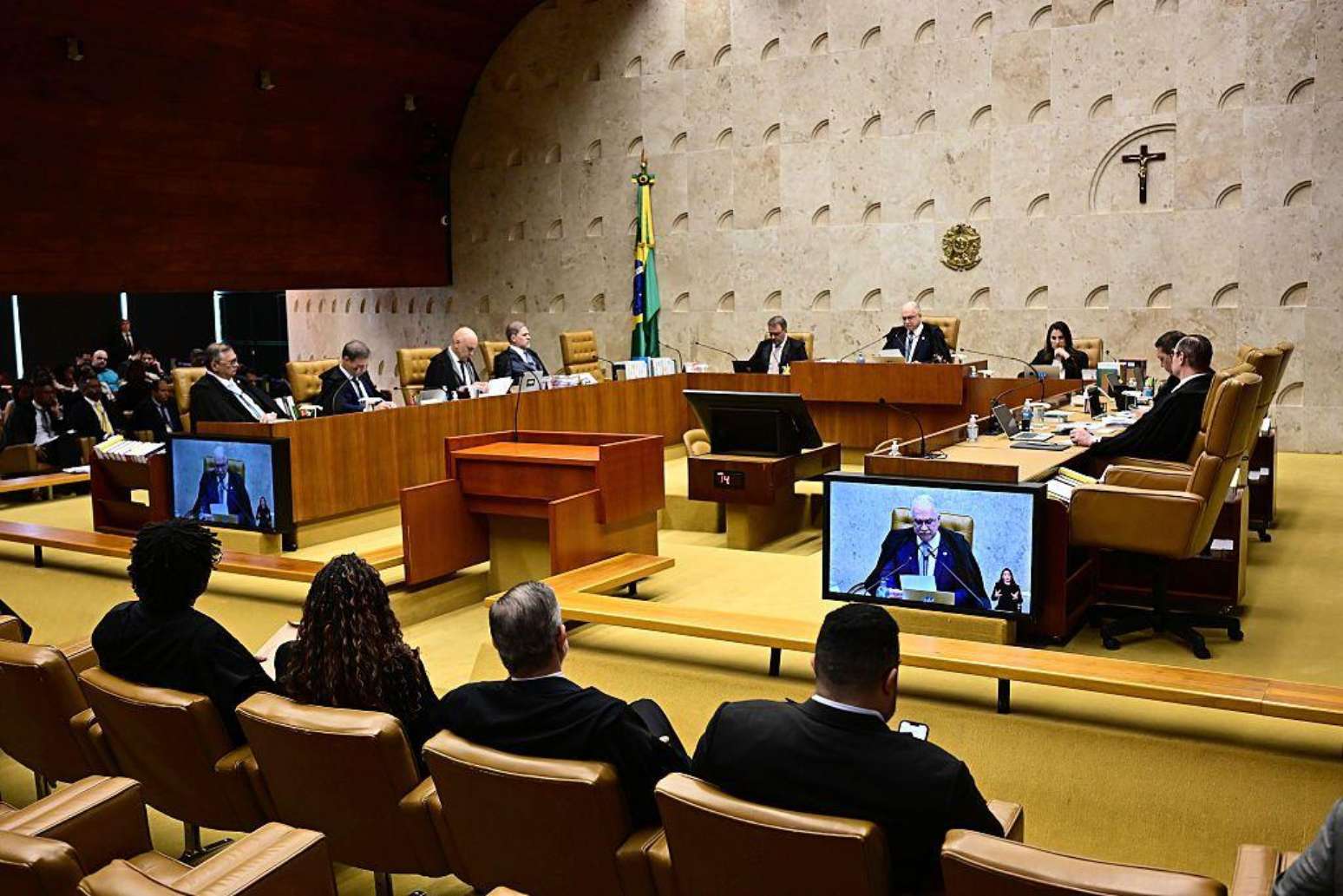 Plen&aacute;rio do STF com os ministros sentados ao centro da sala