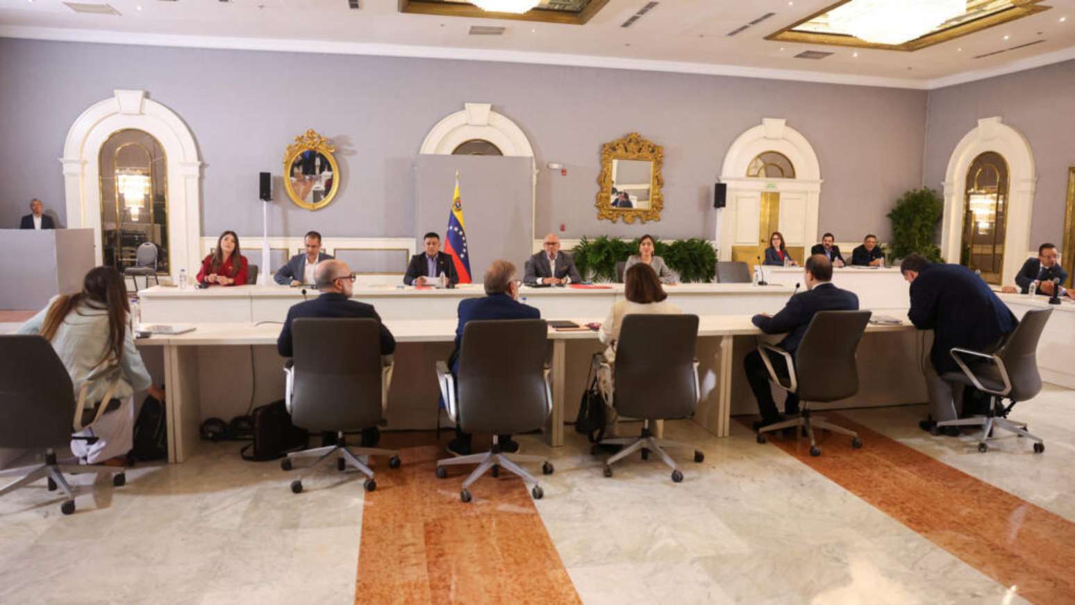 Jorge Rodr&iacute;guez, presidente da Assembleia Nacional da Venezuela, e Dinorah Figuera, que lidera uma delega&ccedil;&atilde;o da oposi&ccedil;&atilde;o, participam da sess&atilde;o de abertura da segunda rodada de negocia&ccedil;&otilde;es apoiadas pelos Estados Unidos entre o governo interino da Venezuela e uma fac&ccedil;&atilde;o da oposi&ccedil;&atilde;o, em Caracas, Venezuela, em 17 de setembro de 2026.