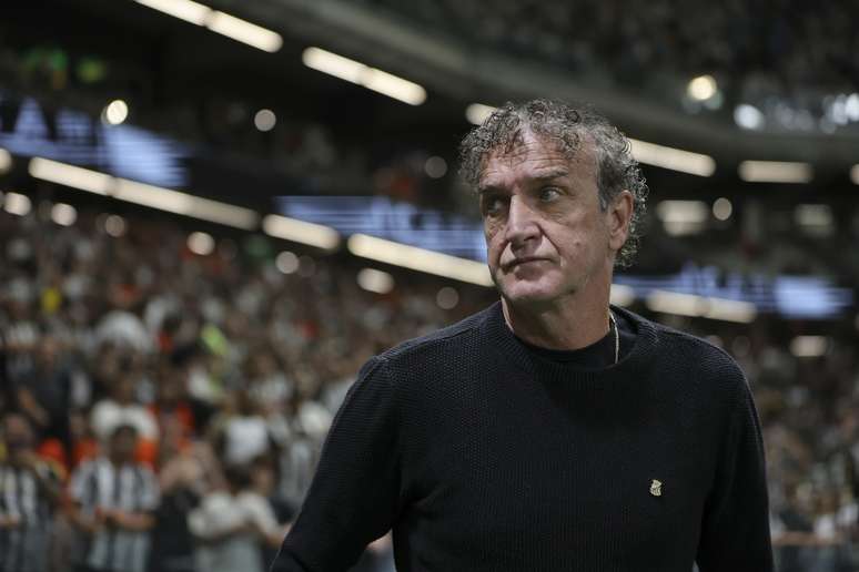 Cuca se irrita com repórter após eliminação do Santos: ‘Oportunista’