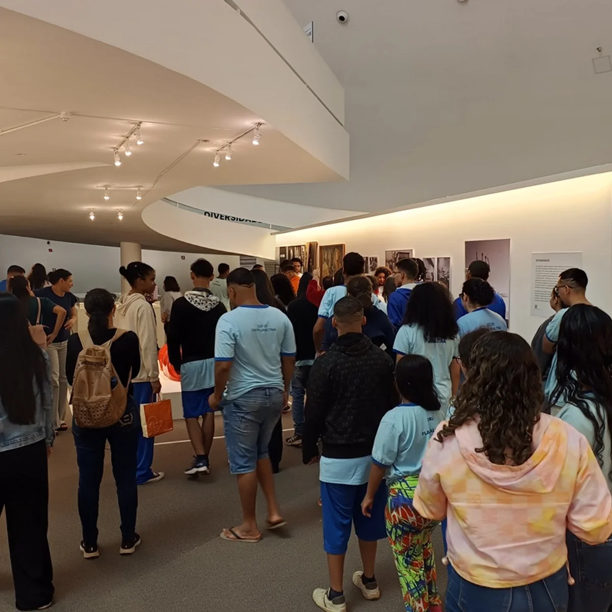 Alunos do EJA de Planaltina visitam a exposição Utopias em Construção