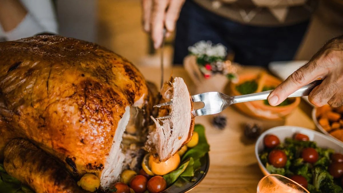 Aprenda a fazer frango de padaria com carne suculenta e pele crocante