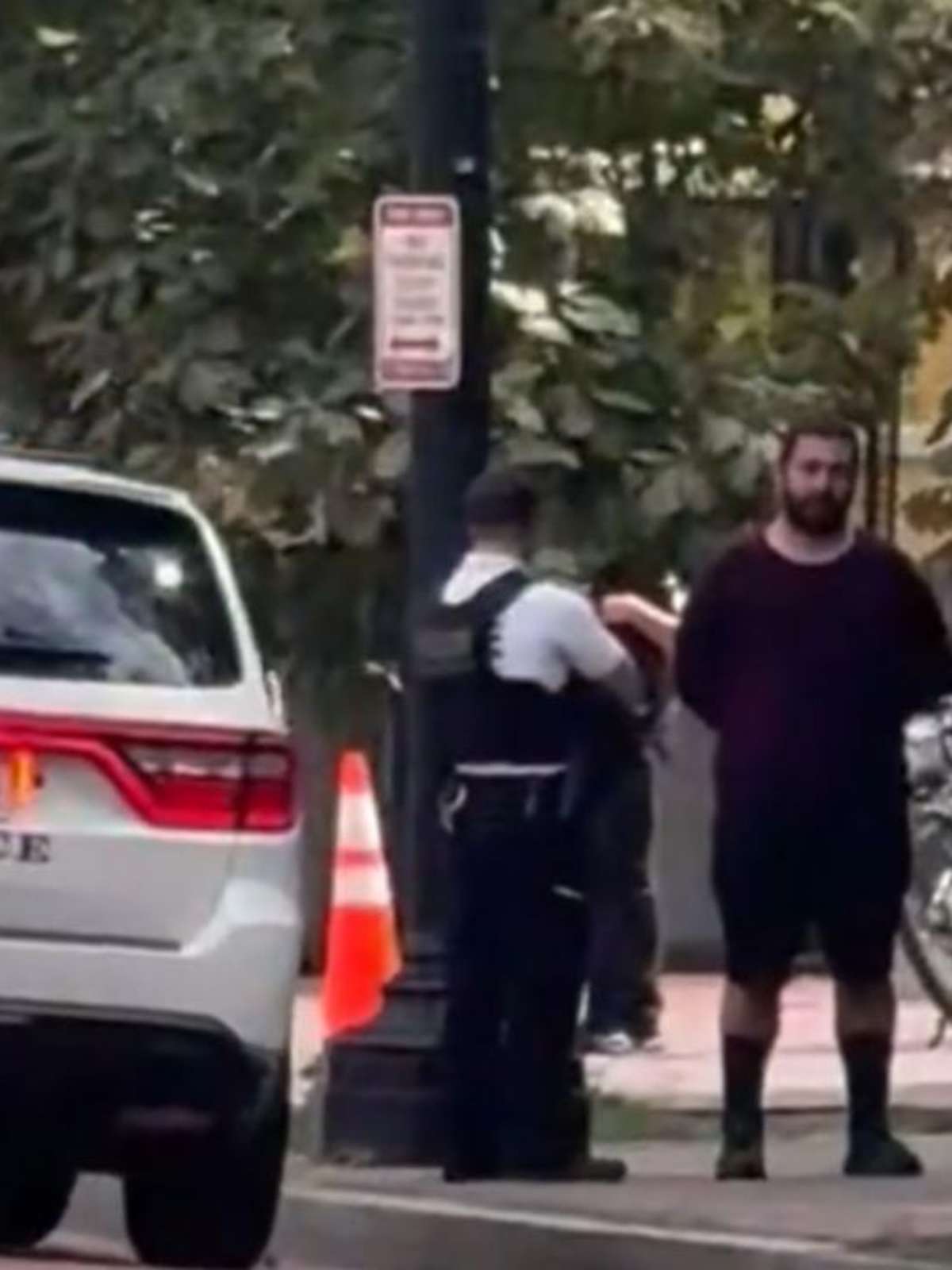 Homem é detido após invadir área da Casa Branca com carro e exigir falar com Trump