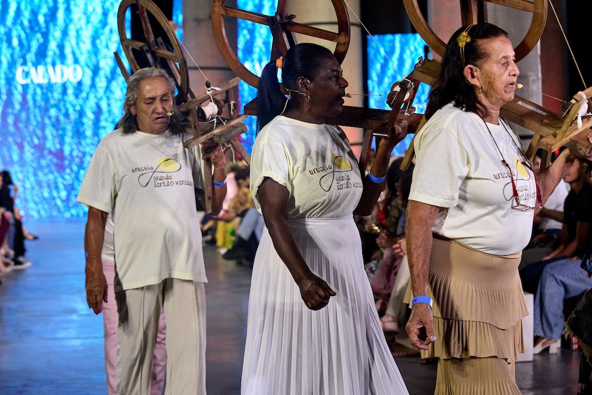 Calado reverencia fiandeiras de Urucuia na 3ª noite do Metrópoles Catwalk