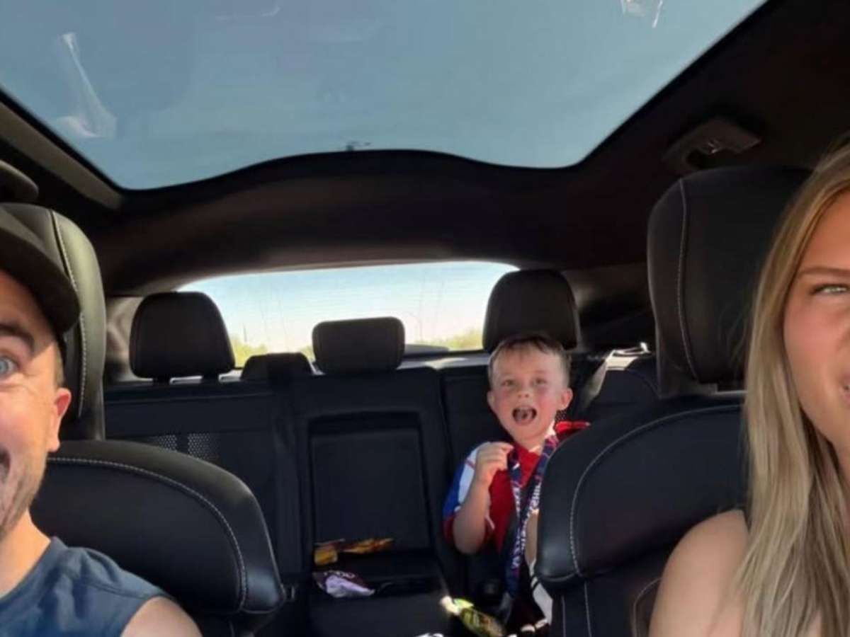Após dizer ter chegado ao 'fundo do poço' com divórcio, ex-astro de 'Malcolm' publica foto com a família