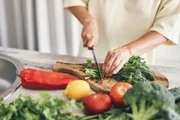 Separe e meça todos os ingredientes antes de acender o fogo. Isso evita que você perca tempo procurando algo no meio do preparo