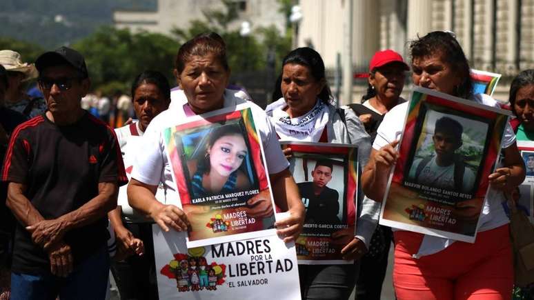 'Não tenho notícias dele há quase cinco anos': as mães que procuram seus filhos no sistema prisional do regime de exceção de Bukele em El Salvador