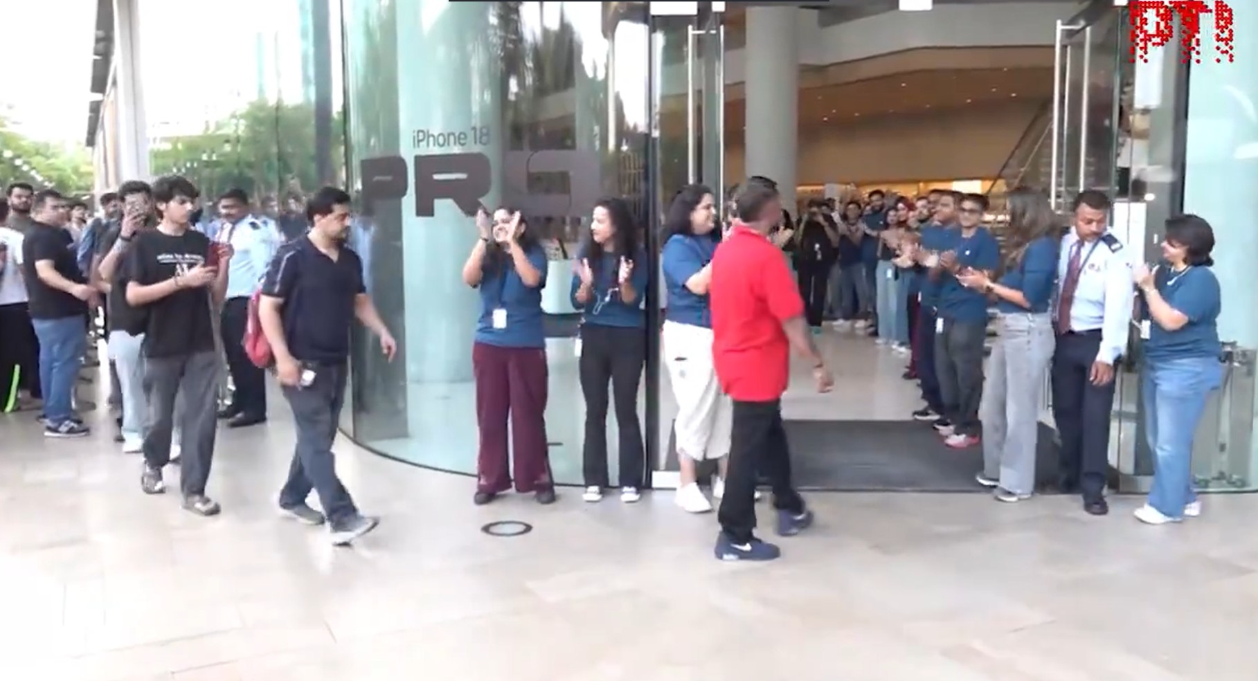 iPhone 18 Pro: abertura das vendas gera filas pelo mundo; veja