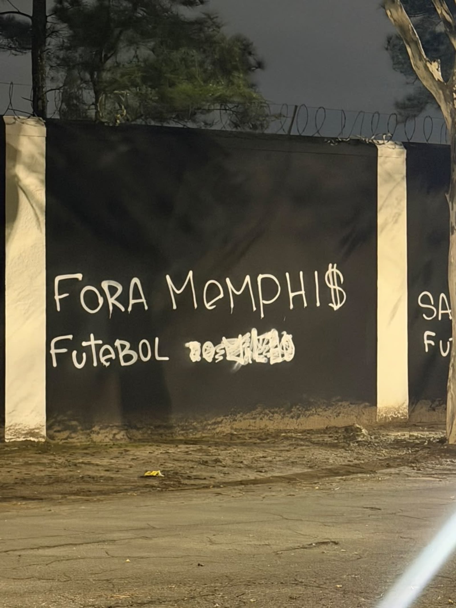 Memphis foi alvo dos protestos no Parque São Jorge após eliminação do Corinthians Reprodução/Twitter @alambradoraiz - 16.09.2026