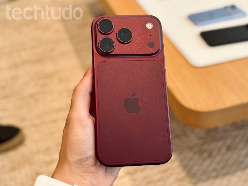 iPhone 18 Pro Max na cor Burgundy — Foto: Ana Loubak/TechTudo