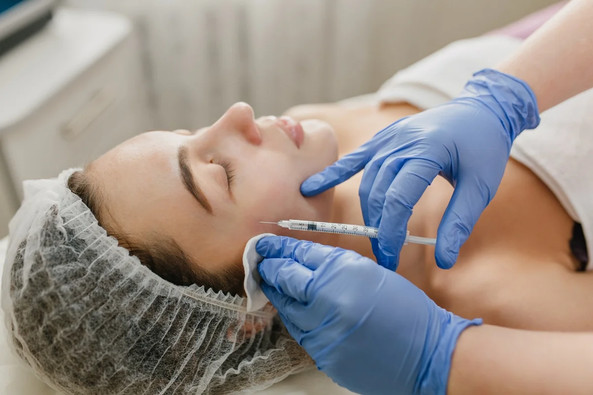Cuidados com a pele, procedimento de cosmetologia em uma mulher bonita em ambiente clínico. Rejuvenescimento, aplicação de injeções, terapia profissional, saúde, cirurgia plástica, Botox, beleza. Metrópoles