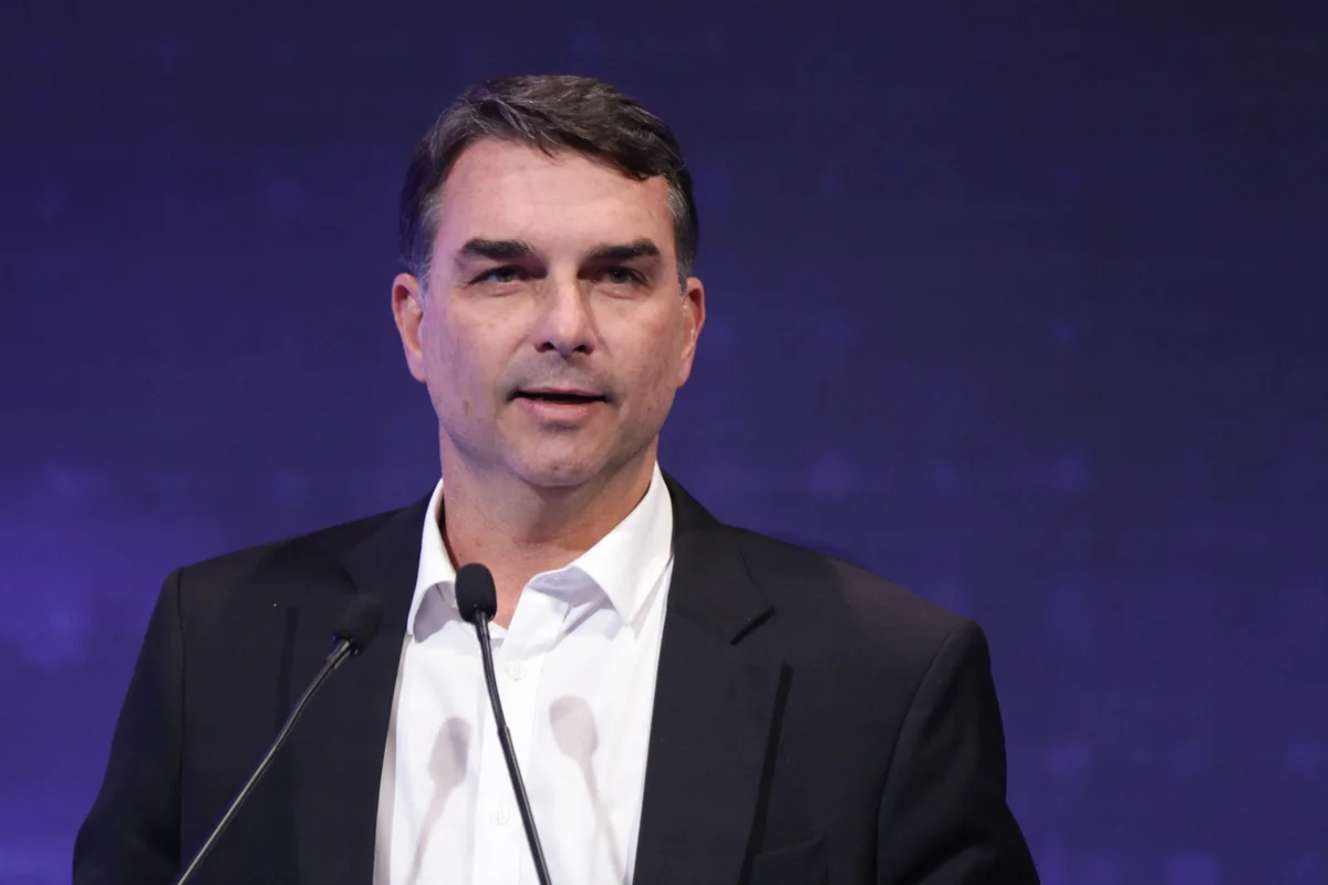 Flavio Bolsonaro participa do debate com os candidatos a presidente do Brasil para a eleição de 2026 no evento da Confederação Nacional da Indústria CNI metropoles 1