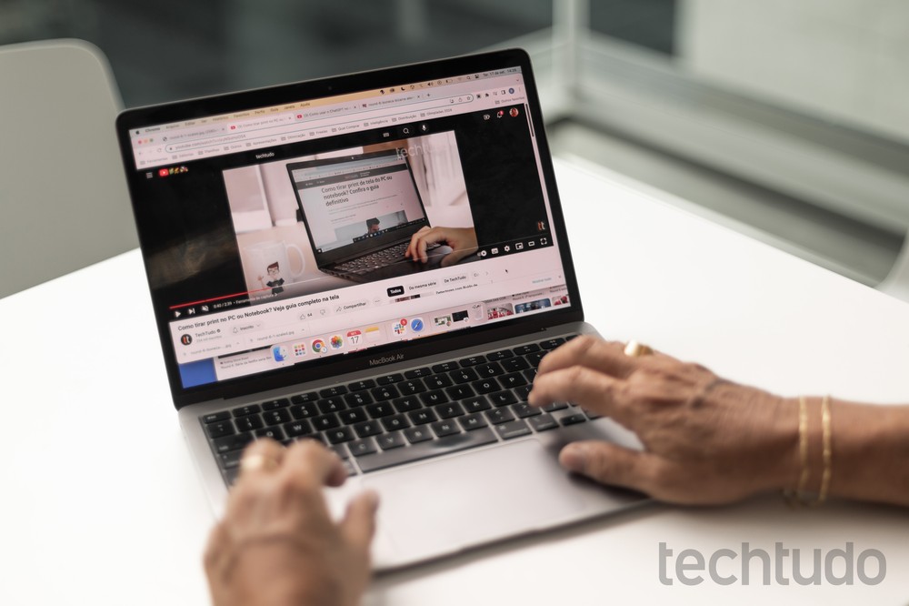 Uma simples navegação para assistir vídeos pode consumir sua mem — Foto: Mariana Saguias/TechTudo