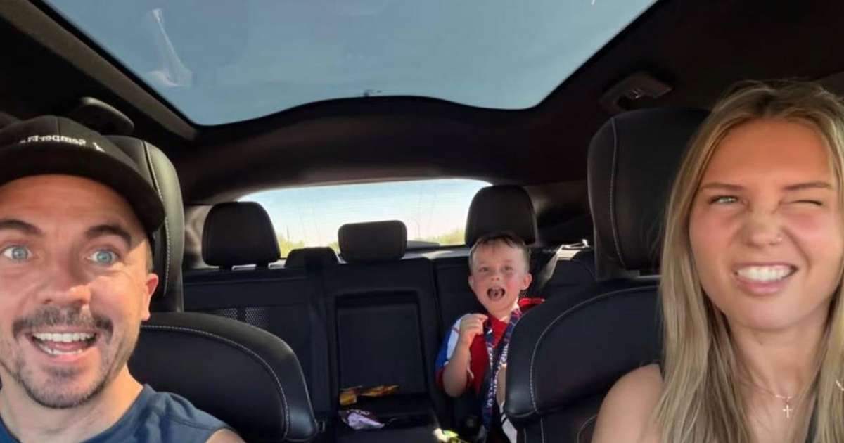 Após dizer ter chegado ao 'fundo do poço' com divórcio, ex-astro de 'Malcolm' publica foto com a família