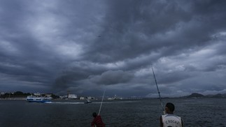 Nuvens de chuva no Rio. Local: Praça XV — Foto: Marcelo Theobald/ Agência O Globo