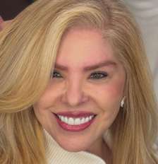 Veronica Costa posa para foto após retocar o visual Foto: Reprodução Instagram | @veronicacostamaeloira