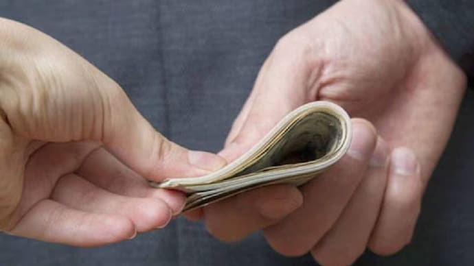 Imagem da matéria: Um tehsildar do Karnataka foi pego aceitando suborno de Rs 50 lakh em um caso de registros fundiários