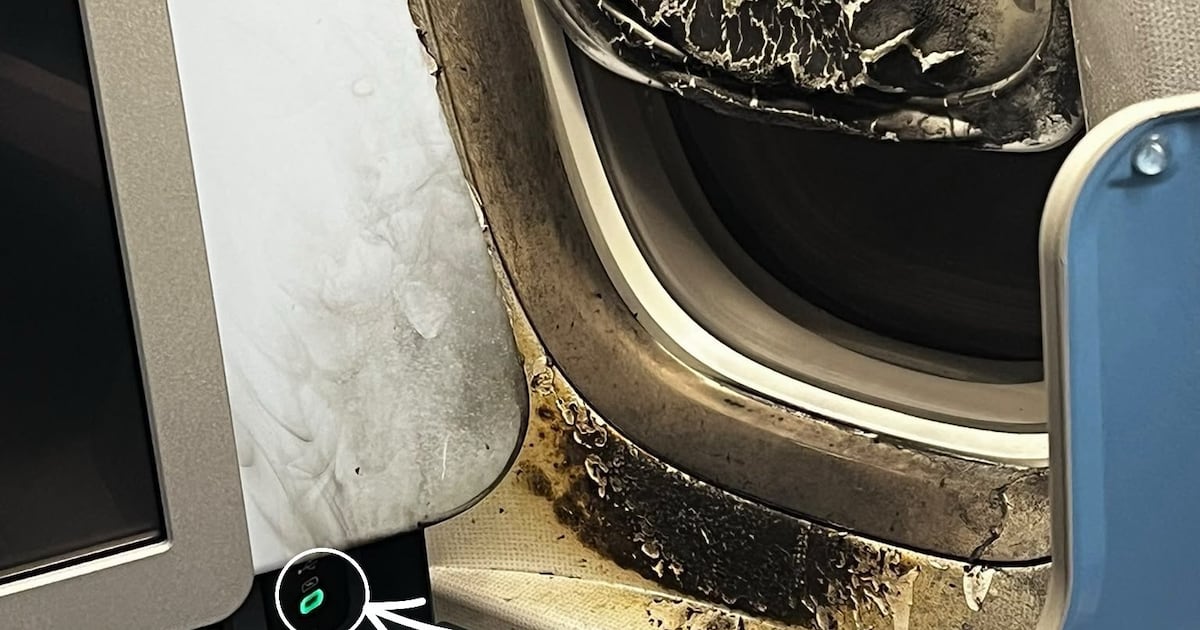 Powerbank de ex-CEO da KLM explode a bordo e obriga voo a desviar rota