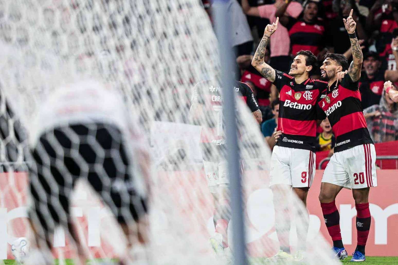 Pedro comemora gol da vit&oacute;ria sobre o Estudiantes no jogo da fase de grupos &ndash;
