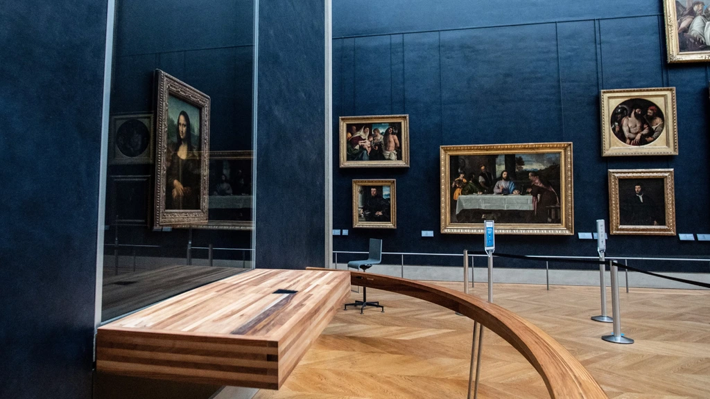 De grappenmakers hingen de werken op in de zaal waar ook de Mona Lisa te zien is