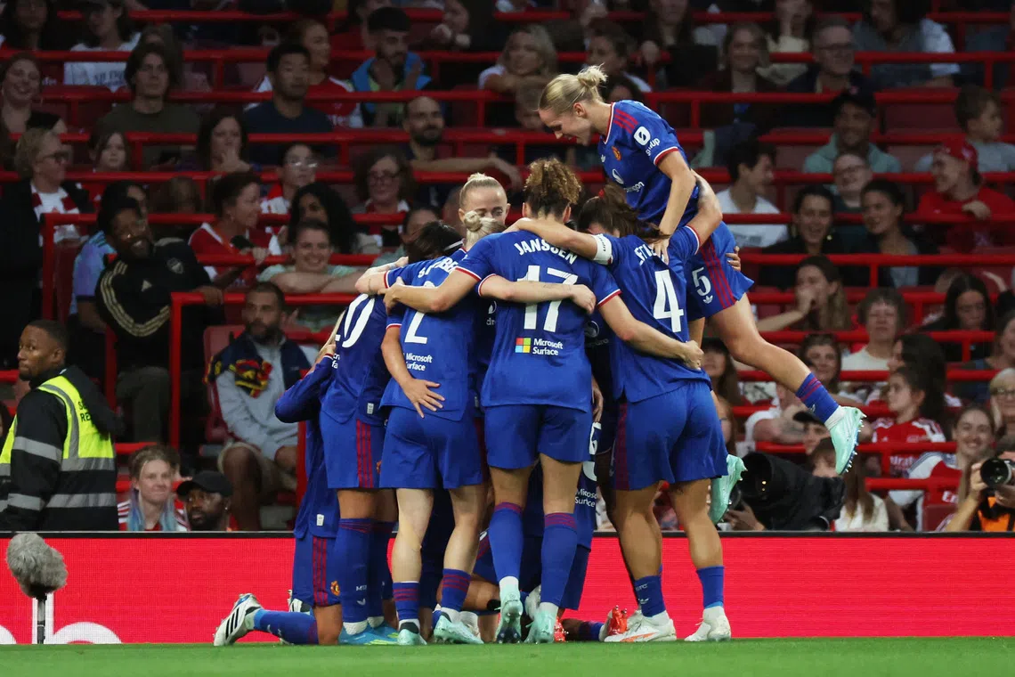O gol de Smilla Holmberg no minuto de prorrogação salvou o empate do Arsenal contra o Manchester United na WSL